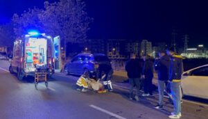 ehliyetsiz surucu park halindeki otomobile carpti FxMQ17uB.jpg